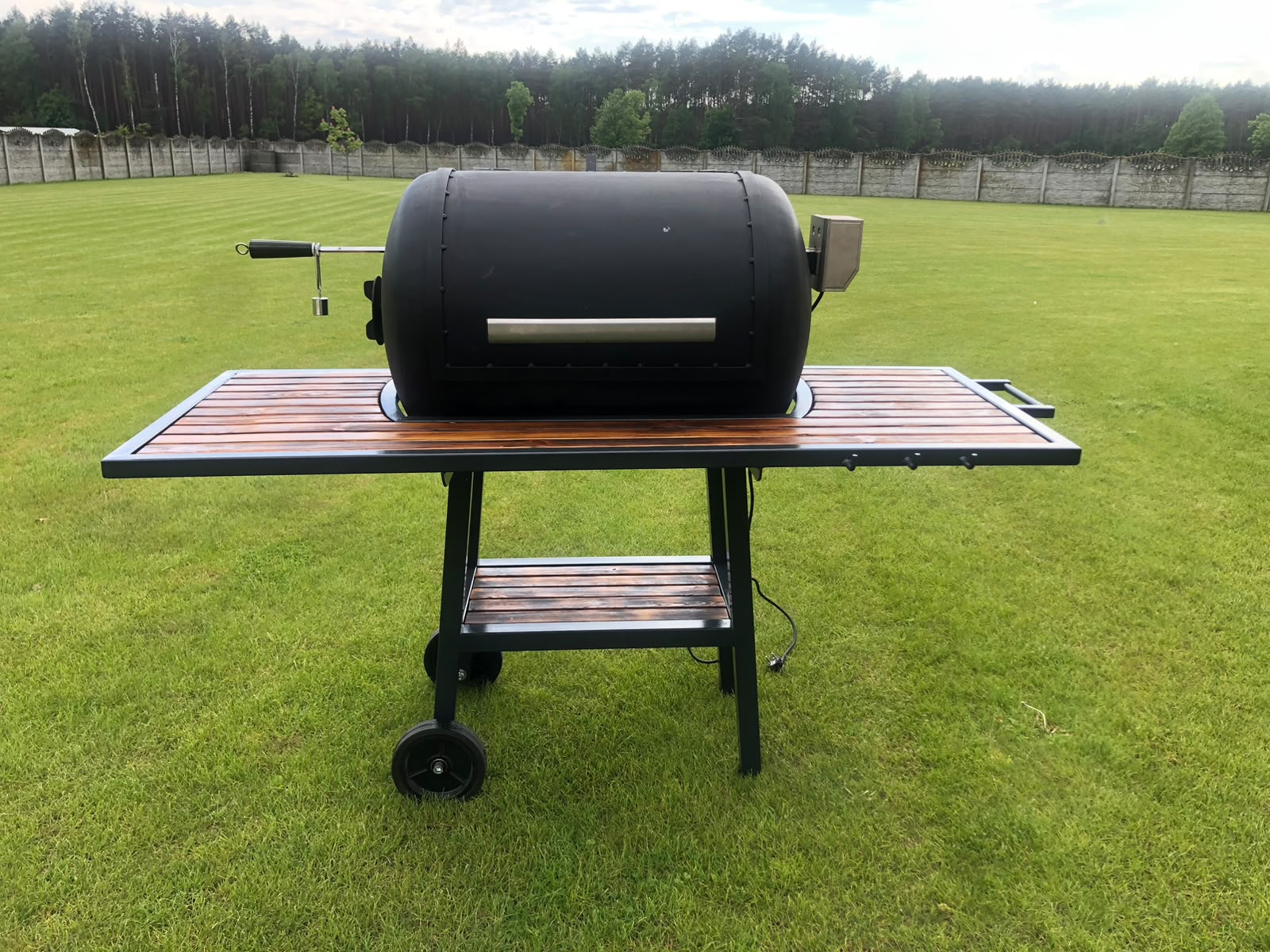 Grill ogrodowy ze zbiornika stalowego z drewnianymi blatami i rożnem – realizacja KRIS-POL WELDING