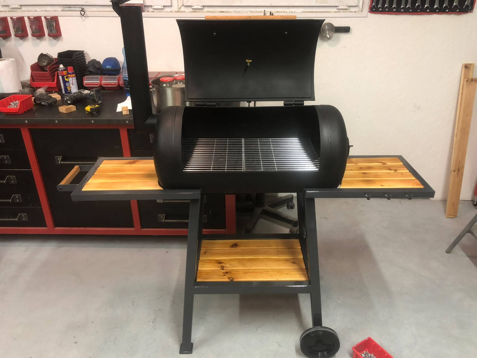 Grill smoker z paleniskiem, kominem i drewnianymi półkami wykonany w warsztacie – KRIS-POL WELDING