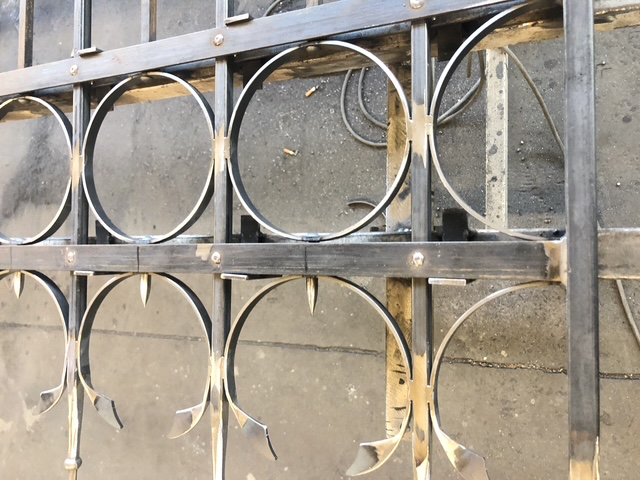 Kute przęsło balustrady stalowej z okręgami i mosiężnymi akcentami – KRIS-POL WELDING